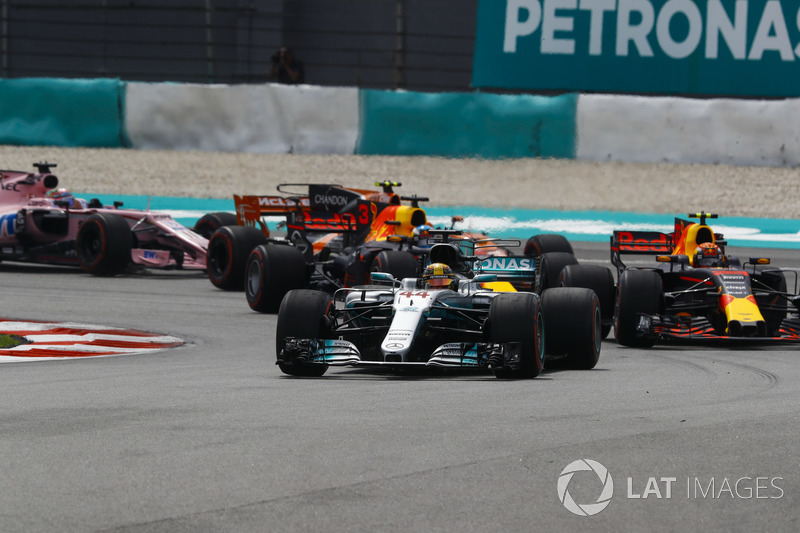 Lewis Hamilton, Mercedes AMG F1 W08, Max Verstappen, Red Bull Racing RB13, Daniel Ricciardo, Red Bull Racing RB13, Stoffel Vandoorne, McLaren MCL32, Sergio Perez, Sahara Force India F1 VJM10, alla partenza
