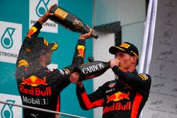 Podium: racewinnaar Max Verstappen, Red Bull Racing, derde plaats Daniel Ricciardo, Red Bull Racing, vieren feest