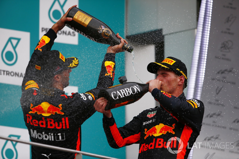 Podium: Pemenang balapan, Max Verstappen, Red Bull Racing, peringkat ketiga, Daniel Ricciardo, Red Bull Racing