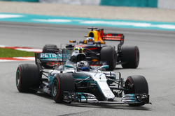 Valtteri Bottas, Mercedes AMG F1 W08, Daniel Ricciardo, Red Bull Racing RB13