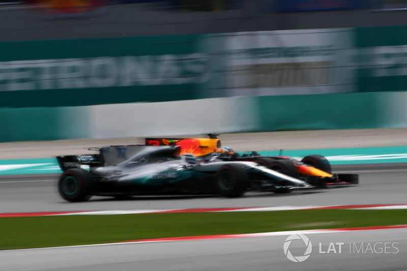 Daniel Ricciardo, Red Bull Racing RB13 e Valtteri Bottas, Mercedes-Benz F1 W08 lottano per la posizione