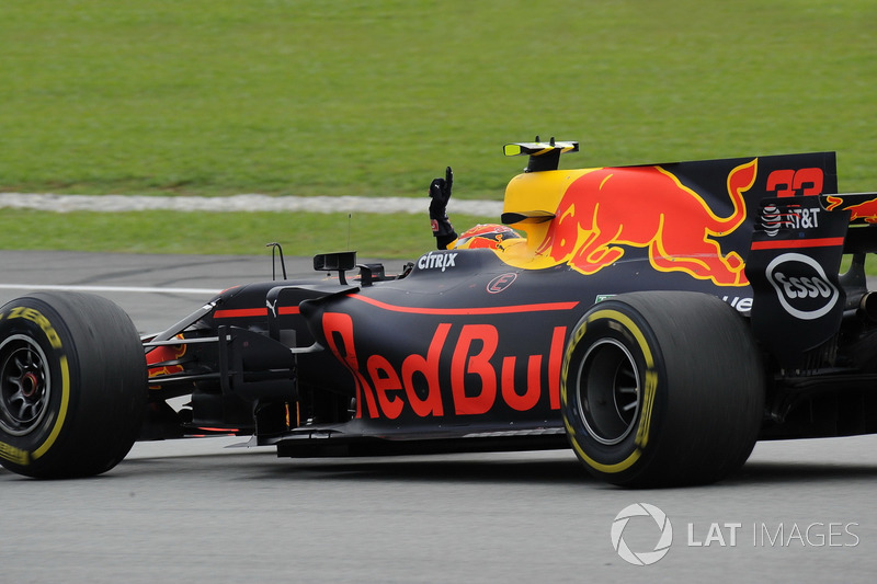 Il vincitore della gara Max Verstappen, Red Bull Racing RB13 festeggia