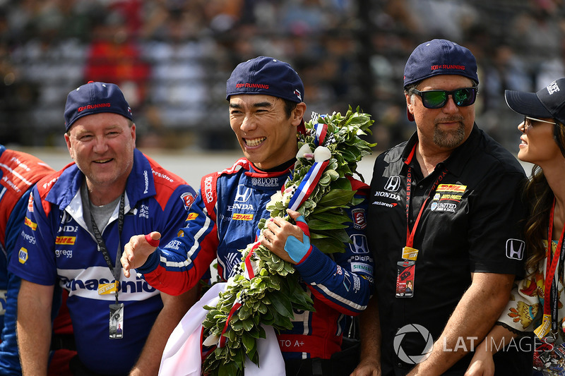 Takuma Sato, Michael Andretti, dueño de Andretti Autosport team celebra la victoria en la pista con Michael Andretti, dueño del equipo Andretti Autosport en la yarda de ladrillos