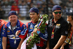 1. Takuma Sato, Andretti Autosport, Honda, mit Michael Andretti