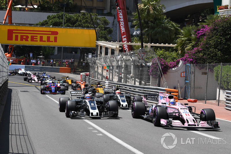 Sergio Pérez, Force India VJM10 y Romain Grosjean, Haas VF-17 al inicio