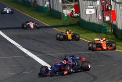 Daniil Kvyat, Scuderia Toro Rosso STR12, Fernando Alonso, McLaren MCL32 y Nico Hulkenberg, Renault Sport F1 Team RS17