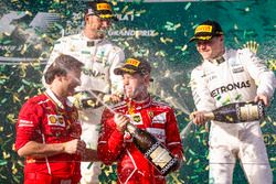 Sebastian Vettel, Ferrari, vainqueur, Lewis Hamilton, Mercedes AMG, deuxième, Valtteri Bottas, Mercedes AMG, troisième, et Luigi Fraboni, chef des opérations piste des unités de puissance Ferrari, sur le podium