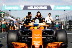 Fernando Alonso, McLaren MCL32, arriveert op de startopstelling