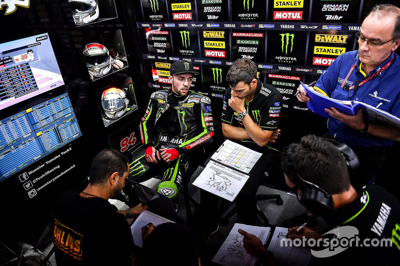 Diskusi serius antara Jonas Folger dan kru Yamaha Tech 3