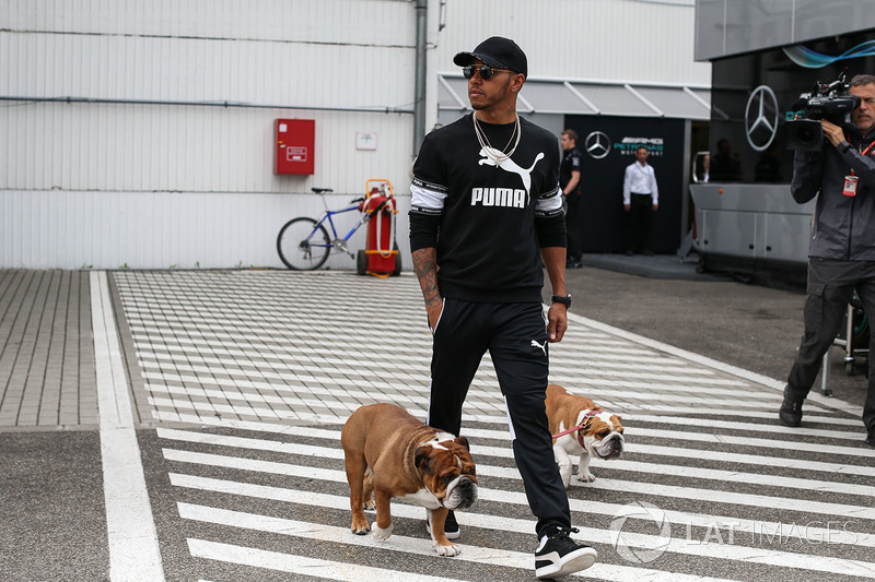 Lewis Hamilton, Mercedes AMG F1, mit seinen Hunden Coco und Roscoe