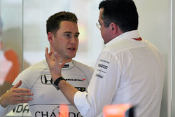 Stoffel Vandoorne, McLaren MCL32 and Eric Boullier, McLaren Racing Director