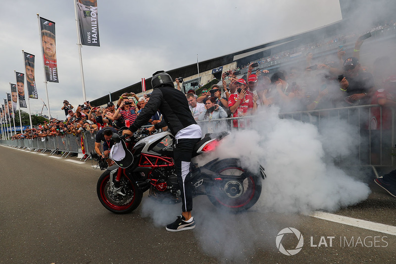 Lewis Hamilton, Mercedes AMG F1 en su MV Agusta Dragster RR LH44