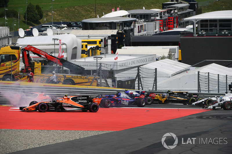 Max Verstappen, Red Bull Racing RB13, Fernando Alonso, McLaren MCL32, Daniil Kvyat, Scuderia Toro Rosso STR12, collisione