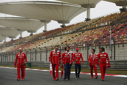 Sebastian Vettel, Ferrari avec Jock Clear, responsable de l'ingénierie, Ferrari, et Charles Leclerc, pilote de développement Ferrari