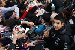 Esteban Ocon, Force India, schreibt Autogramme