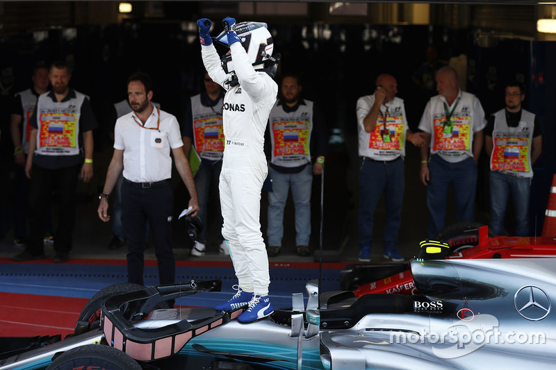 Bottas se estrena y mantiene a las flechas de plata en lo alto