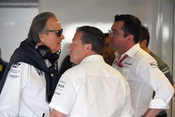 Mansour Ojjeh, TAG, Zak Brown, McLaren Director Ejecutivo de McLaren y Eric Boullier, Director de ca