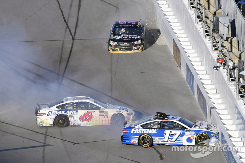 Crash: Ricky Stenhouse Jr., Roush Fenway Racing, Ford; Trevor Bayne, Roush Fenway Racing, Ford