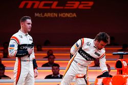 Pilotos Stoffel Vandoorne y Fernando Alonso en el escenario en el lanzamiento de la McLaren MCL32