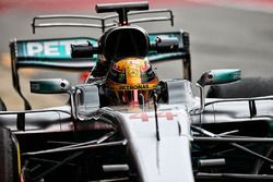 Lewis Hamilton, Mercedes AMG F1 W08 in the pits