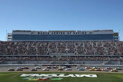 Chase Elliott, Hendrick Motorsports Chevrolet, leads the field past the green flag
