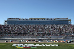 Chase Elliott, Hendrick Motorsports Chevrolet, leads the field past the green flag