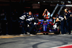 Carlos Sainz Jr., Scuderia Toro Rosso STR12 dans les stands