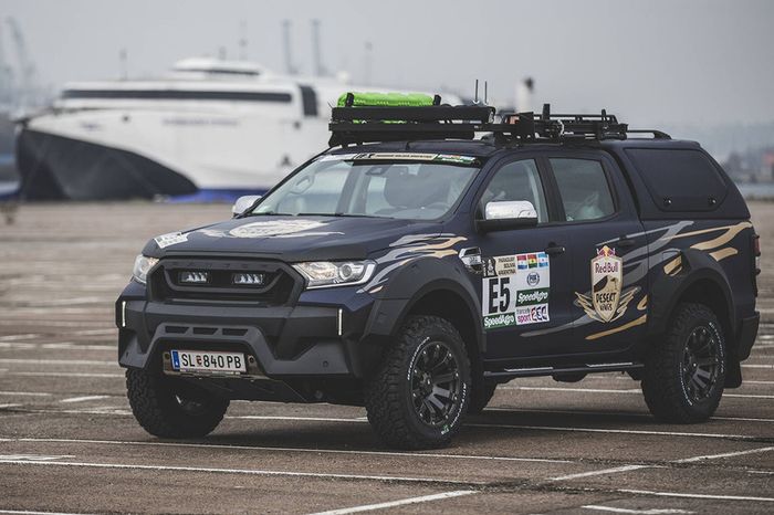 Los vehículos de los medios de comunicación de Red Bull Content Pool listos para el largo viaje a Buenos Aires