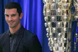 Alexander Rossi mit der Borg-Warner-Trophy für den Sieg beim Indy 500