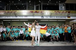 Nico Rosberg, Mercedes AMG F1 celebrates his World Championship with his wife Vivian Rosberg and the team
