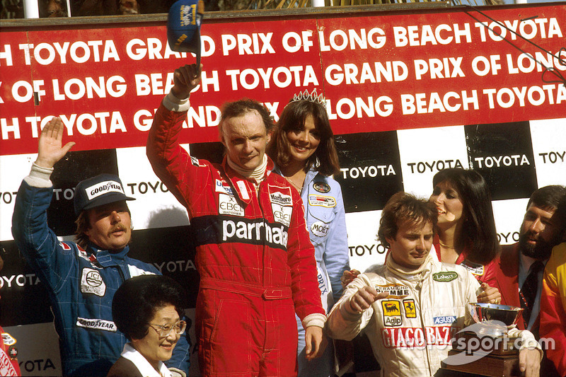 Podium: winnaars Niki Lauda, McLaren Ford; tweede Keke Rosberg, Williams Ford; derde Gilles Villeneu