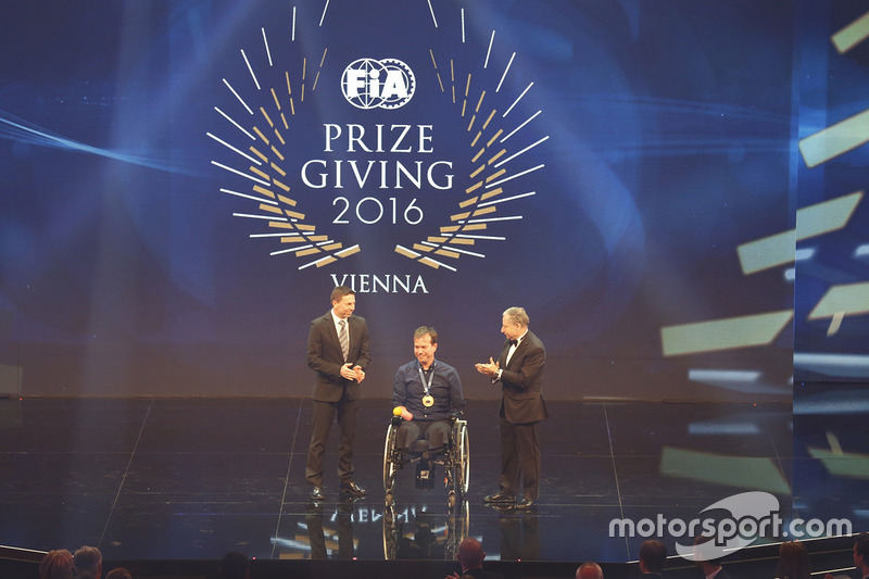 Frédéric Sausset receives the President Award from FIA President Jean Todt with Christophe Tinseau