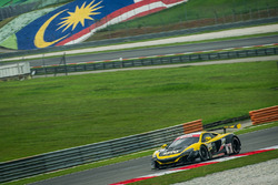#9 Flying Lizard Motorsports / K-PAX Racing, McLaren 650 S GT3: Alvaro Parente, Shane Van Gisbergen,