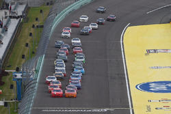 Restart: Justin Allgaier, JR Motorsports Chevrolet, Kyle Larson, Chip Ganassi Racing Chevrolet lead