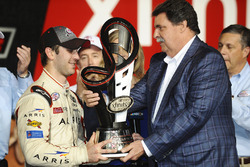 Ganador de la carrera y Campeón 2016 Daniel Suárez, Joe Gibbs Racing Toyota, NASCAR presidente Mike Helton con el trofeo del campeonato de Xfinity Series