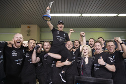Race winner Valtteri Bottas, Mercedes AMG F1, celebrates with his team and his wife Emilia