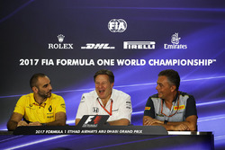 Cyril Abiteboul, Renault Sport F1 Managing Director, Zak Brown, McLaren Executive Director and Mario