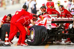 Les mécaniciens Ferrari travaillent sur la voiture de Kimi Raikkonen, Ferrari SF70H