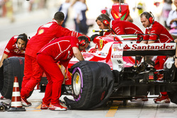 Ingegneri Ferrari eal lavoro sulla monoposto di Kimi Raikkonen, Ferrari SF70H