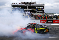Race winner Martin Truex Jr., Furniture Row Racing, Toyota Camry Bass Pro Shops/5-hour ENERGY