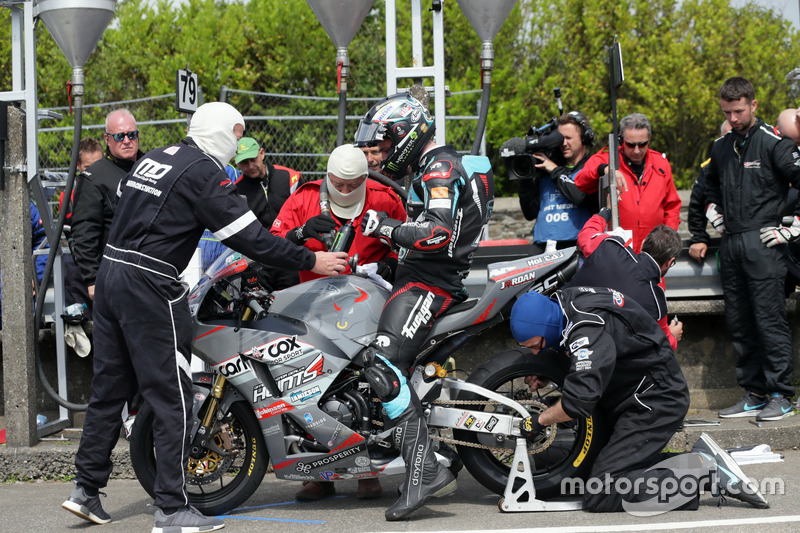 Michael Dunlop, team change his rear wheel