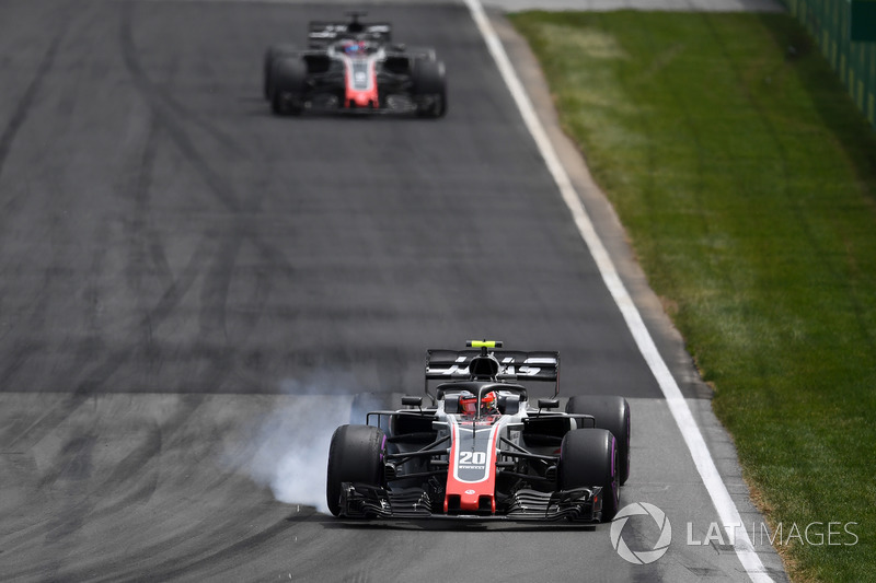 Kevin Magnussen, Haas F1 Team VF-18 alami penguncian ban