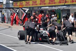 Romain Grosjean, Haas F1 Team VF-18 empjado en el pit lane durante la calificación