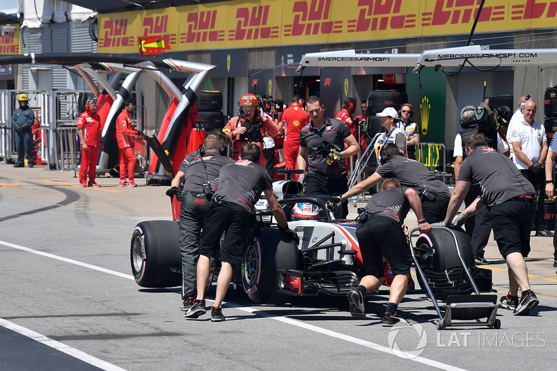 Romain Grosjean, Haas F1 Team VF-18 poussé dans la voie des stands