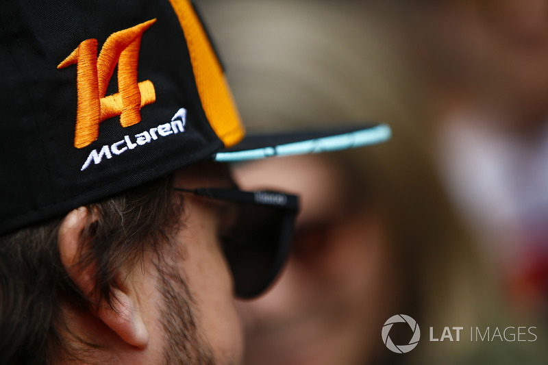 Fernando Alonso, McLaren, hat detail