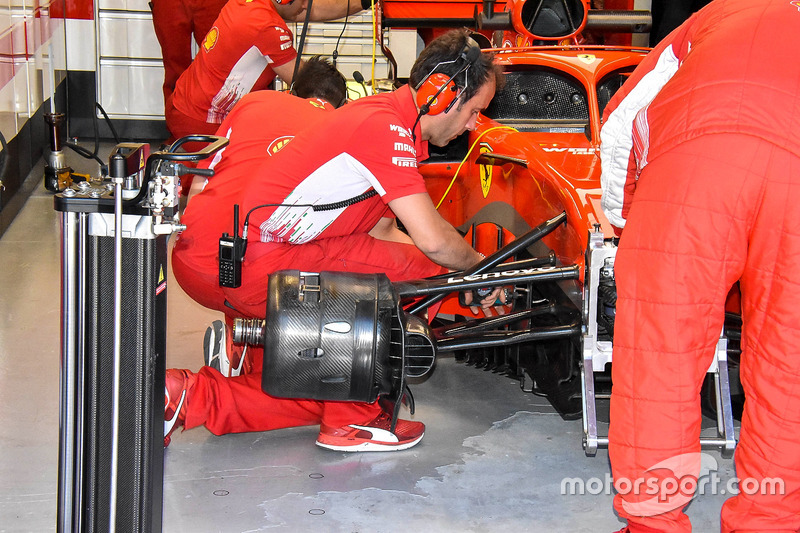 Bargeboard and floor swap on the Ferrari SF71H of Kimi Raikkonen