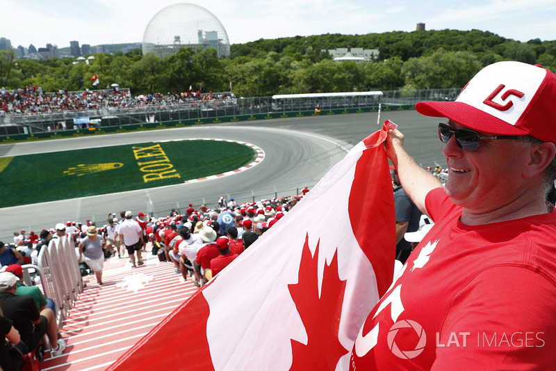 Un fan de Lance Stroll, Williams Racing, agite un drapeau canadien