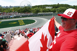 Un fan de Lance Stroll, Williams Racing, agite un drapeau canadien