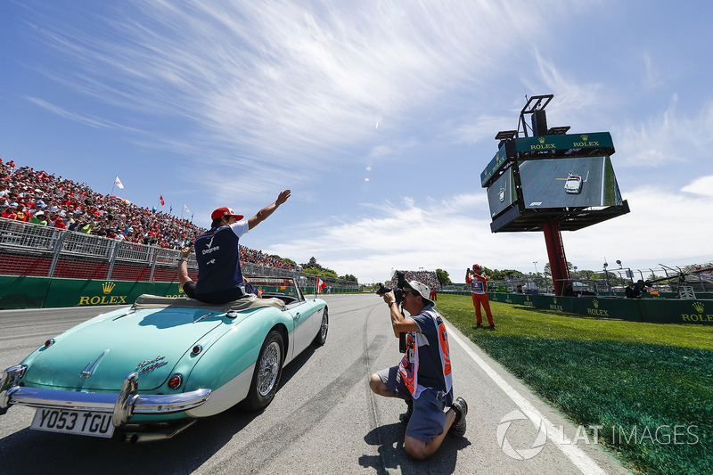 Lance Stroll, Williams Racing, lance des casquettes dans la foule