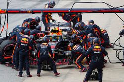 Daniel Ricciardo, Red Bull Racing RB14, makes a pit stop